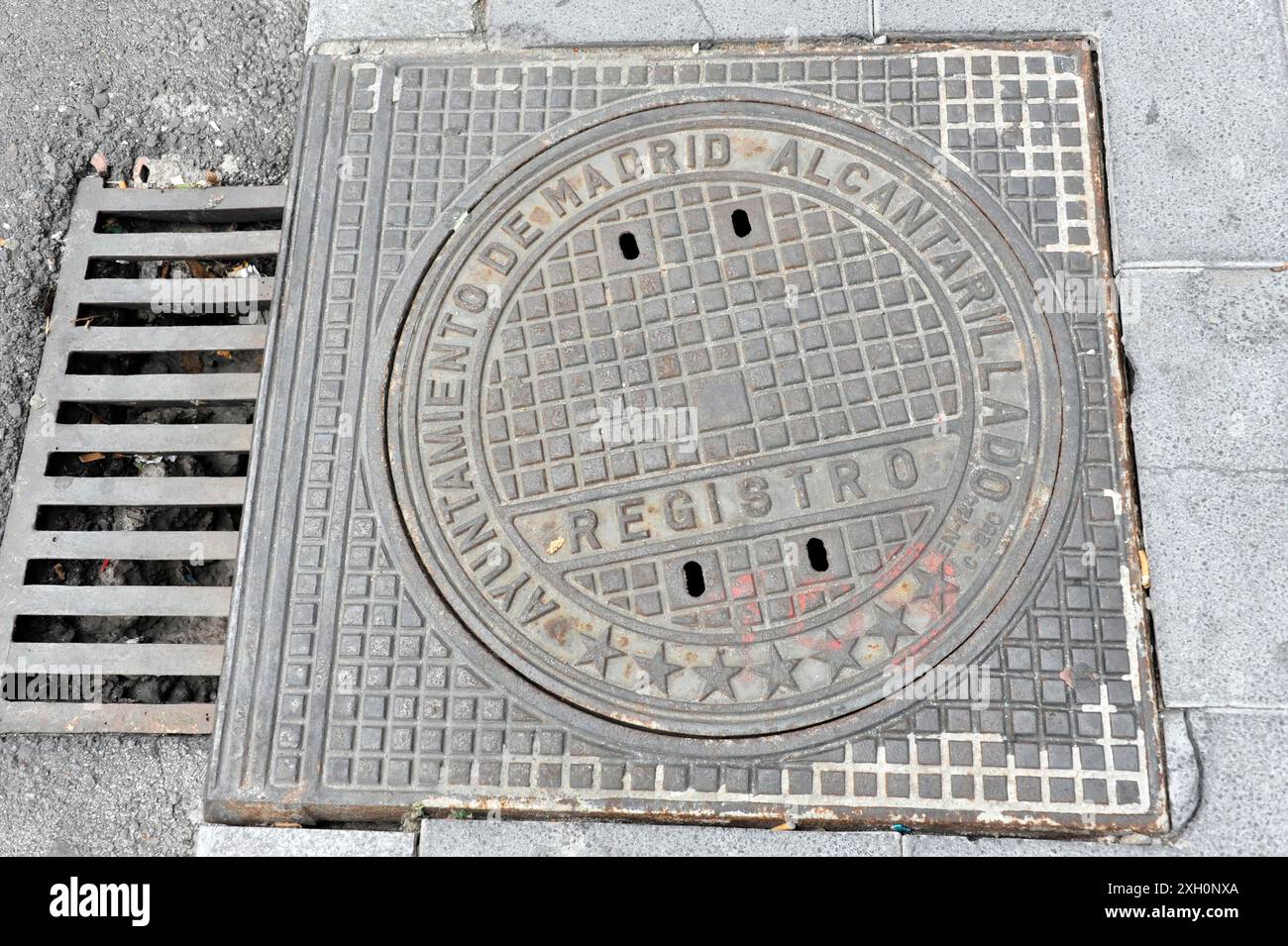 Madrid, Spanien, Europa, runder Schachtdeckel aus Metall mit Schriftzug auf einem Bürgersteig in Madrid Stockfoto