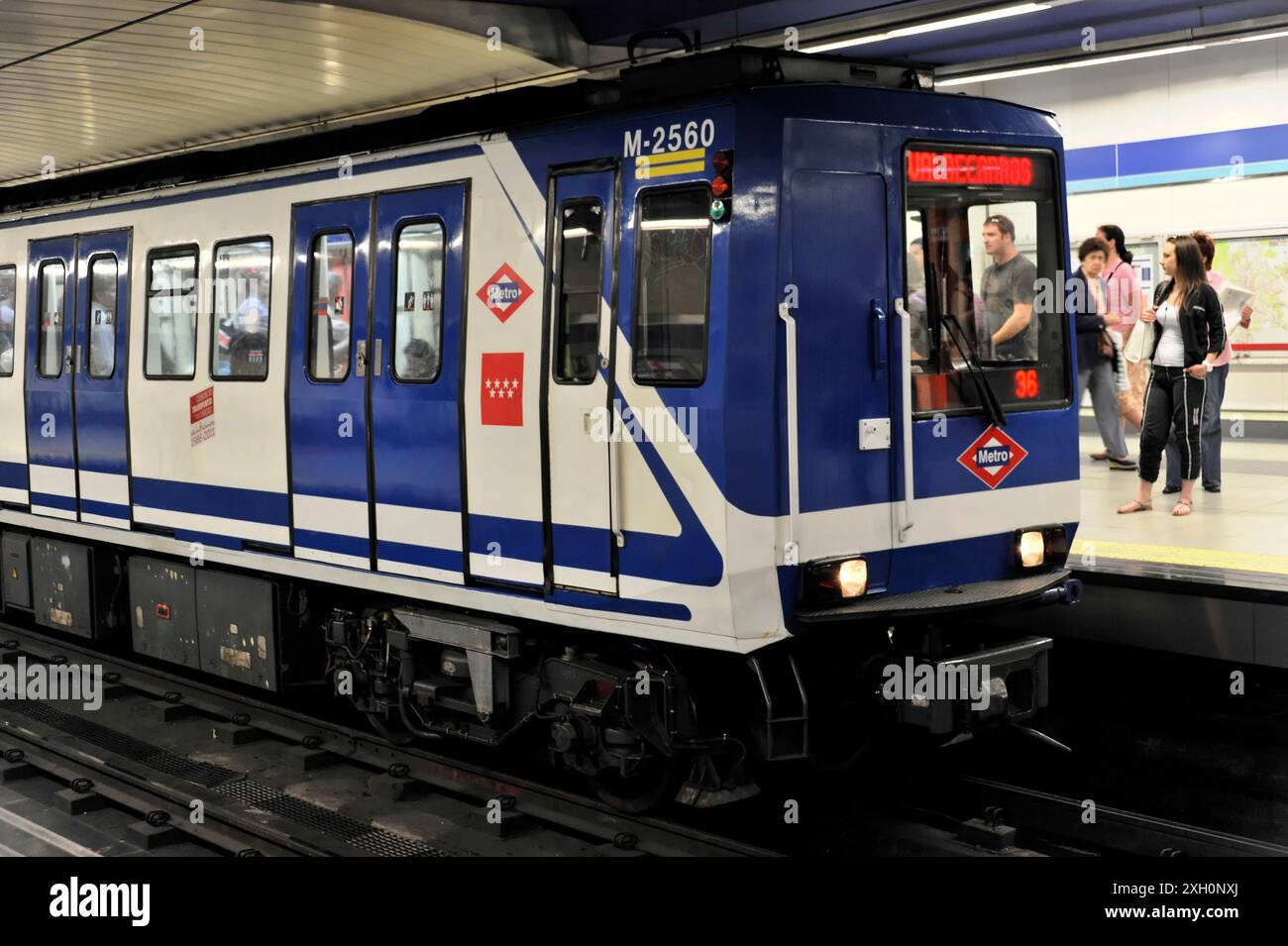 Bahnhof Atocha, Madrid, Spanien, Europa, moderne U-Bahn am Bahnsteig, ein- und Aussteigen, helle Beleuchtung Stockfoto