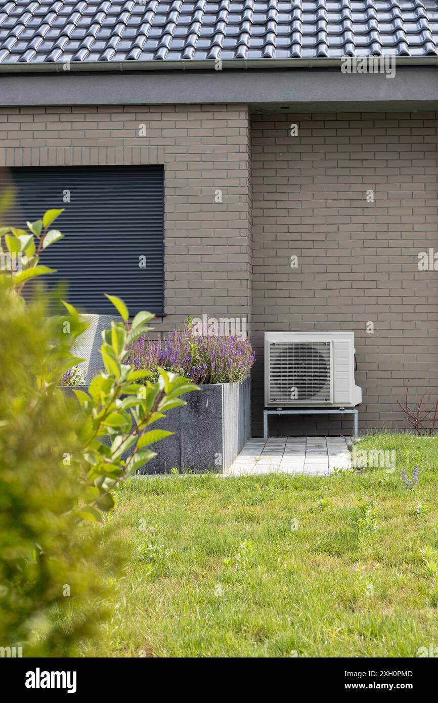 Energieeffiziente Wärmepumpe im modernen Brick House Stockfoto