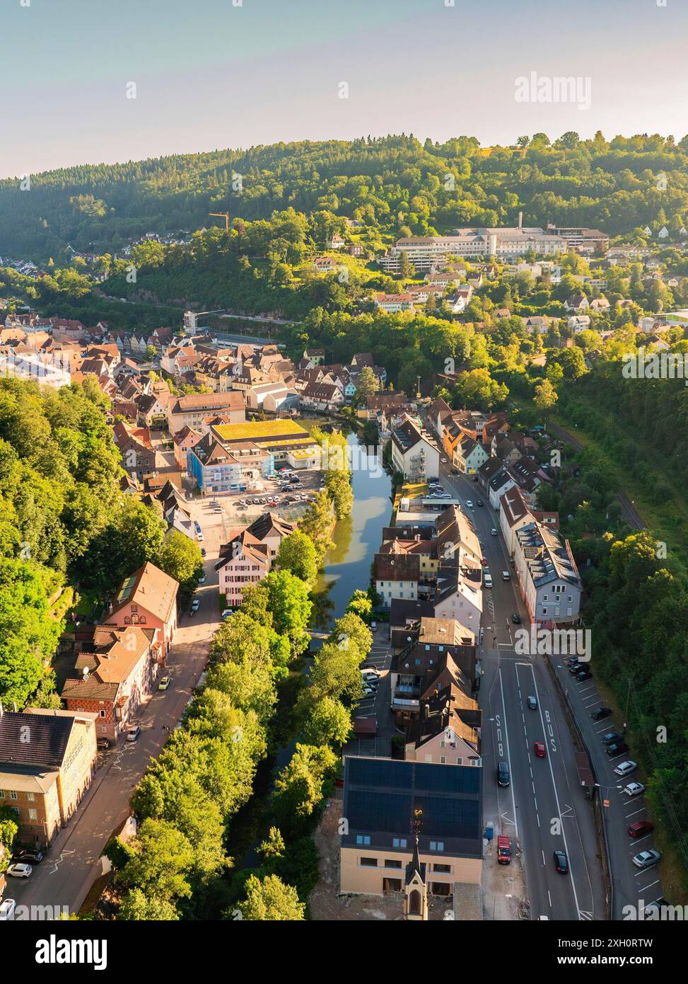 Luftaufnahme einer Stadt entlang eines Flusses, eingebettet in eine hügelige, bewaldete Landschaft, Calw, Schwarzwald, Deutschland Stockfoto