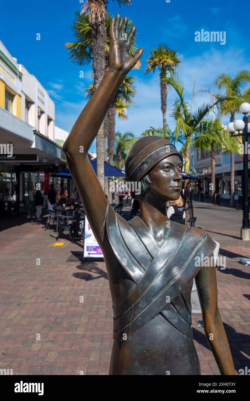 Eine Statue aus dem Jahr 2010 in Napier NZ nach Sheila Williams, deren Architekt-Vater Ernest maßgeblich am Wiederaufbau Napiers nach dem Erdbeben von 1931 beteiligt war Stockfoto