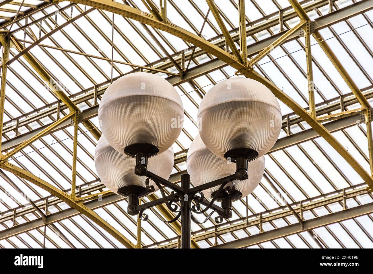 Lichterkette über dem Bahnsteig, Gare de Tours - Tours, Indre-et-Loire (37), Frankreich. Stockfoto