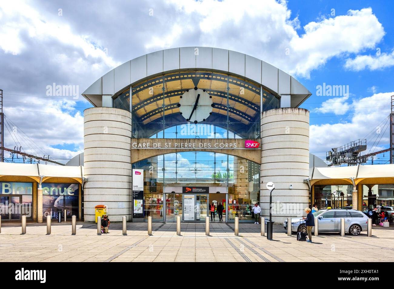 Fassade und Eingang des TGV-Bahnhofs Saint-Pierre-des-Corps am Stadtrand von Tours, Indre-et-Loire (37), Frankreich. Stockfoto