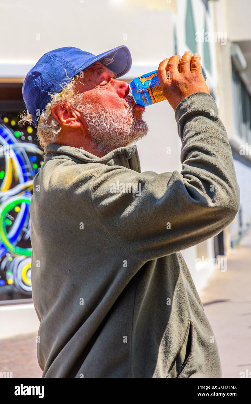 Bärtig (obdachlos?) Man trinkt Monster Energy Drink - Montreuil 93100, seine-Saint-Denis, Frankreich. Stockfoto