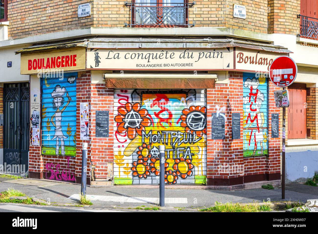 Bio-Bäckerei mit Street Art Graffiti an Türen und Fenstern Sicherheitsläden - Montreuil 93100, seine-Saint-Denis, Frankreich. Stockfoto