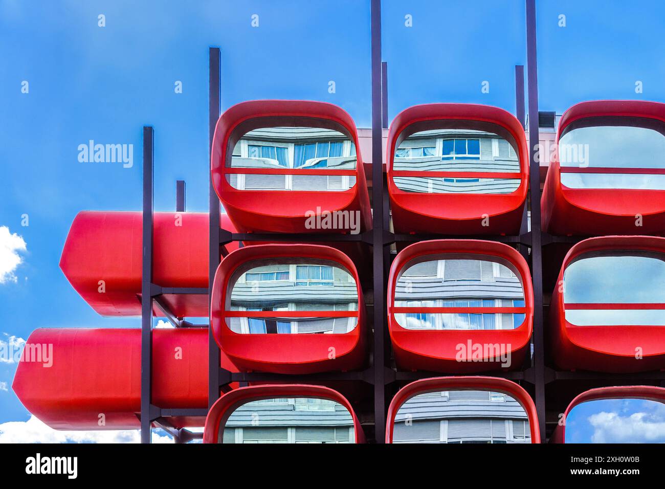 Fenster des „Conservatoire de musique et Dance“, entworfen vom Architekten Claude Le Goas in den 1970er Jahren - Montreuil 93100, seine-Saint-Denis, Frankreich. Stockfoto