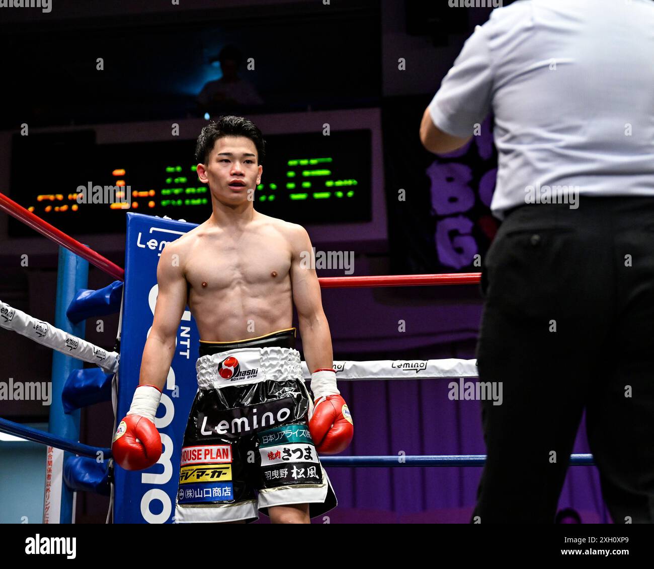 Japans Shogo Tanaka steht auf, nachdem er in der ersten Runde während seines ersten 6R-Fliegengewichtskämpfs in der Korakuen Hall in Tokio, Japan, am 25. Juni 2024 niedergeschlagen wurde. (Foto: Hiroaki Finito Yamaguchi/AFLO) Stockfoto