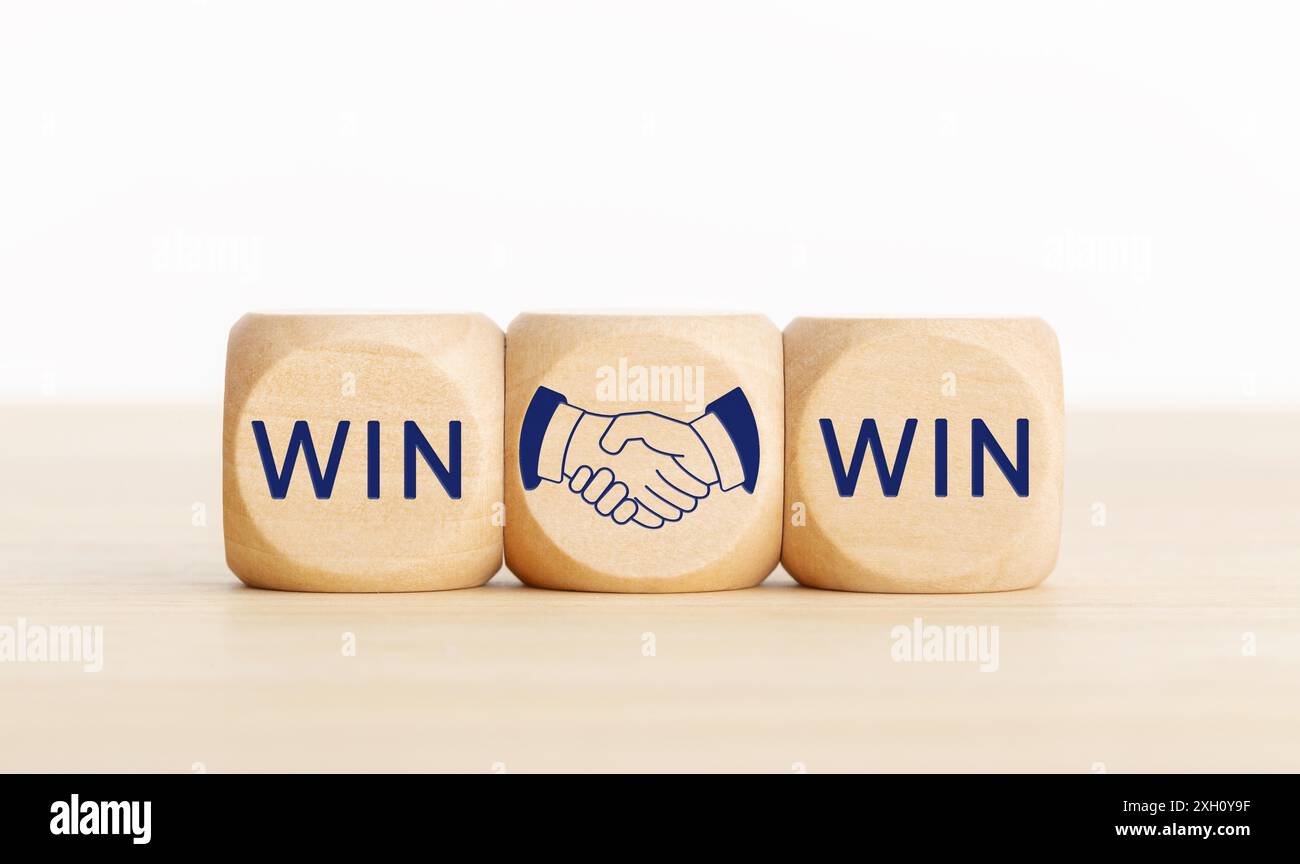 Win Win-Win-Konzept. Text- und Handshake-Symbol auf Holzblöcken. Speicherplatz kopieren Stockfoto