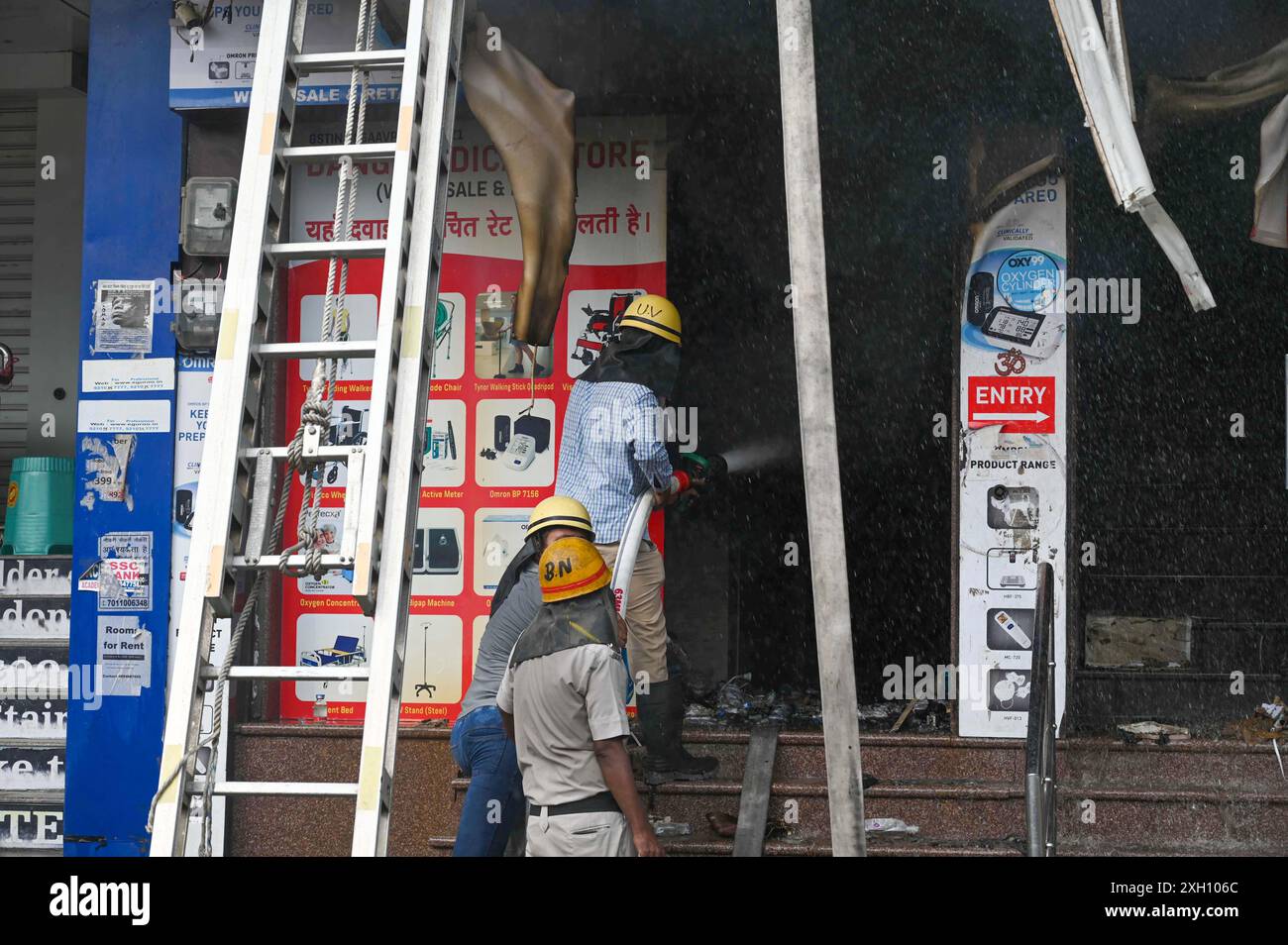 GURUGRAM, INDIEN - 9. JULI: Ein Feuerwehrmann, der versuchte, das Feuer unter Kontrolle zu bringen, brach aus unbekanntem Grund an der neuen Eisenbahnstraße, Sektor 8 aus, bei diesem Vorfall wurde niemand verletzt, am 9. Juli 2024 in Gurugram, Indien. (Foto: Parveen Kumar/Hindustan Times/SIPA USA ) Stockfoto