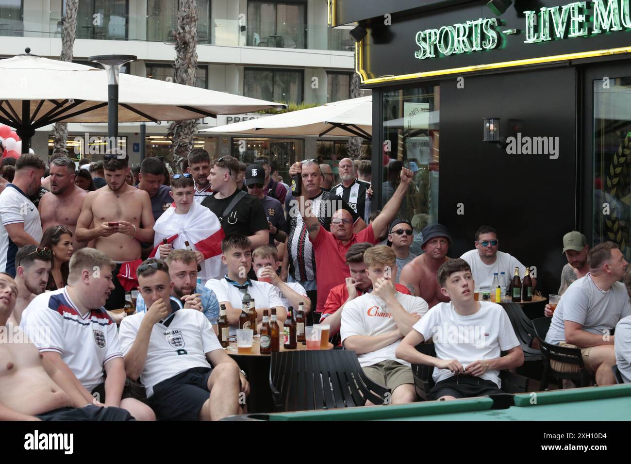 Benidorm, Spanien 06-07-2024 Begeisterte Englische Fans Beim Euro-Cup-Sieg Stockfoto Benidorm, Spanien 06-07-2024 Begeisterte Englische Fans Beim Euro-Cup-Sieg Stockfoto