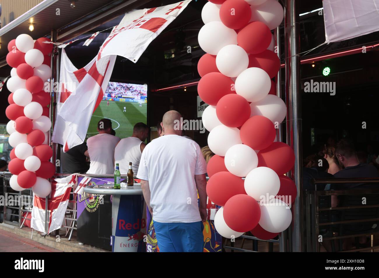 Benidorm, Spanien 06-07-2024 englische Fans versammelten sich in einer dekorierten Bar in Benidorm, um ein Fußball-Europapokal mit Fahnen und Ballons zu beobachten Stockfoto