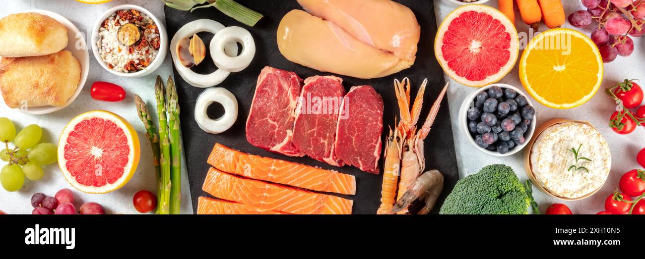 Food Panorama, Overhead Shot. Proteine, Reis, Brot, Käse, Obst und Gemüse, ein flaches Lay, das Konzept einer gesunden Ernährung Stockfoto