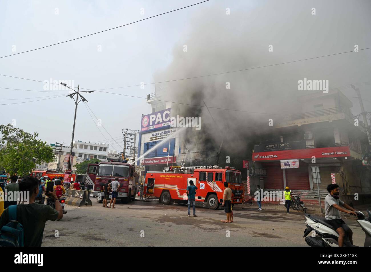 GURUGRAM, INDIEN - 9. JULI: Ein Feuerwehrmann, der versuchte, das Feuer unter Kontrolle zu bringen, brach aus unbekanntem Grund an der neuen Eisenbahnstraße, Sektor 8 aus, bei diesem Vorfall wurde niemand verletzt, am 9. Juli 2024 in Gurugram, Indien. (Foto: Parveen Kumar/Hindustan Times/SIPA USA ) Stockfoto