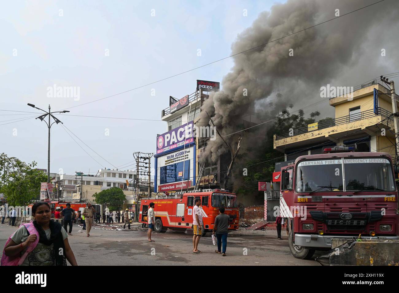 GURUGRAM, INDIEN - 9. JULI: Ein Feuerwehrmann, der versuchte, das Feuer unter Kontrolle zu bringen, brach aus unbekanntem Grund an der neuen Eisenbahnstraße, Sektor 8 aus, bei diesem Vorfall wurde niemand verletzt, am 9. Juli 2024 in Gurugram, Indien. (Foto: Parveen Kumar/Hindustan Times/SIPA USA ) Stockfoto