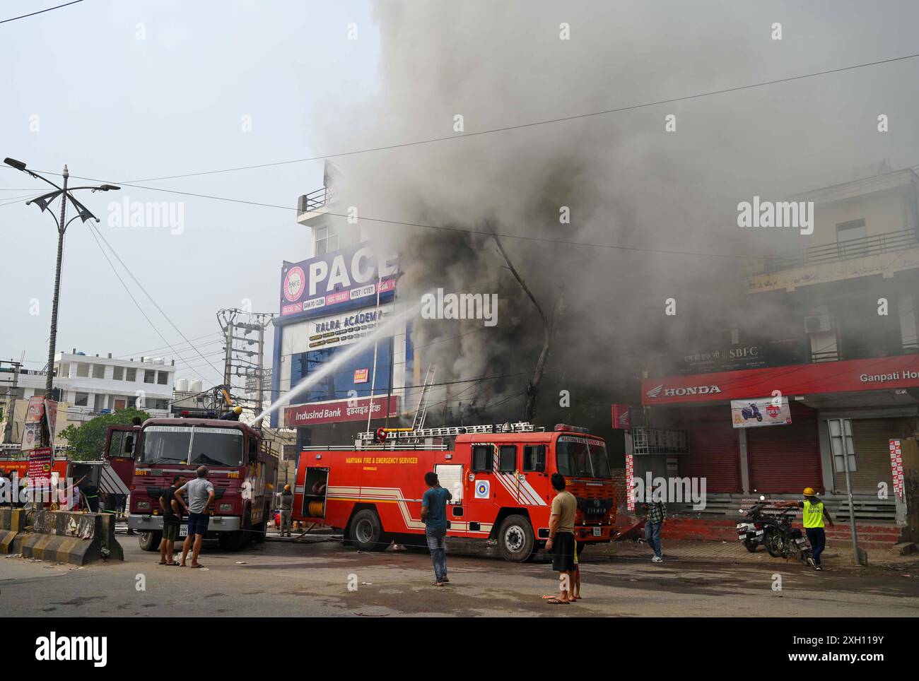 GURUGRAM, INDIEN - 9. JULI: Ein Feuerwehrmann, der versuchte, das Feuer unter Kontrolle zu bringen, brach aus unbekanntem Grund an der neuen Eisenbahnstraße, Sektor 8 aus, bei diesem Vorfall wurde niemand verletzt, am 9. Juli 2024 in Gurugram, Indien. (Foto: Parveen Kumar/Hindustan Times/SIPA USA ) Stockfoto