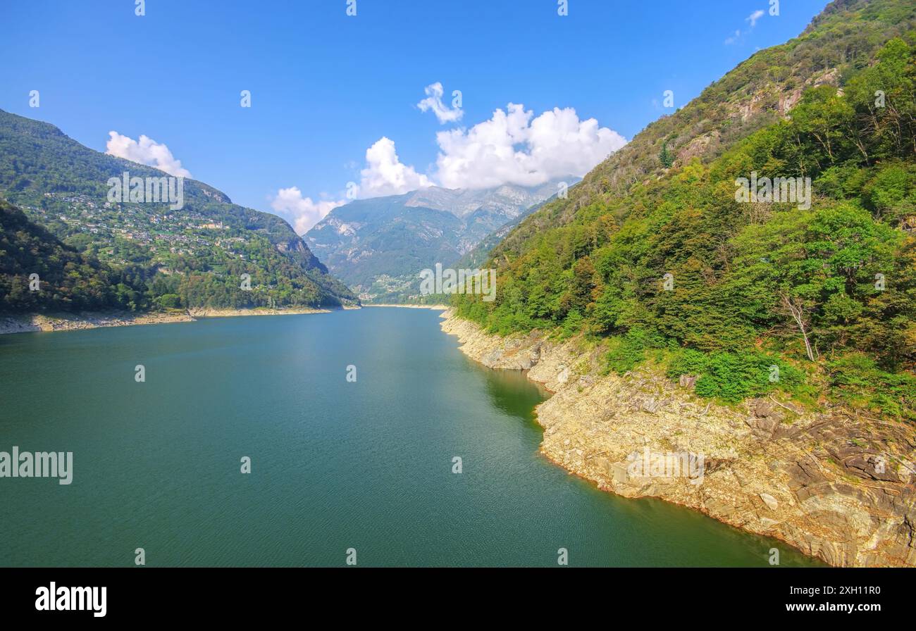 Lago di Vogorno im Verzasca-Tal, Tessin in der Schweiz, Europa -Lago di Vogorno im Verzasca-Tal, Tessin in der Schweiz, Europa Stockfoto