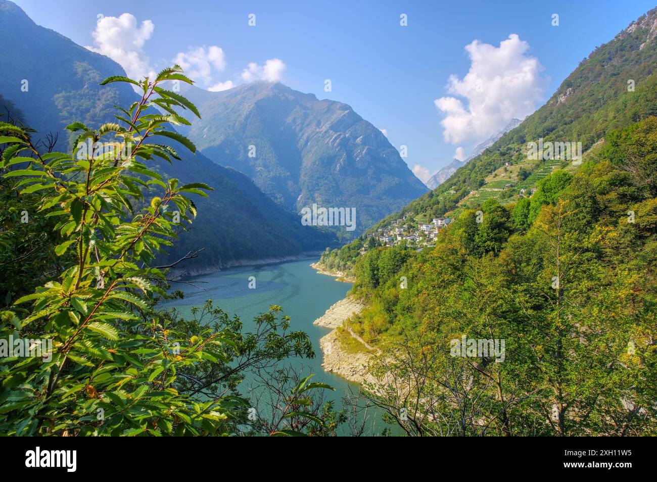 Lago di Vogorno im Verzasca-Tal, Tessin in der Schweiz, Europa -Lago di Vogorno im Verzasca-Tal, Tessin in der Schweiz, Europa Stockfoto