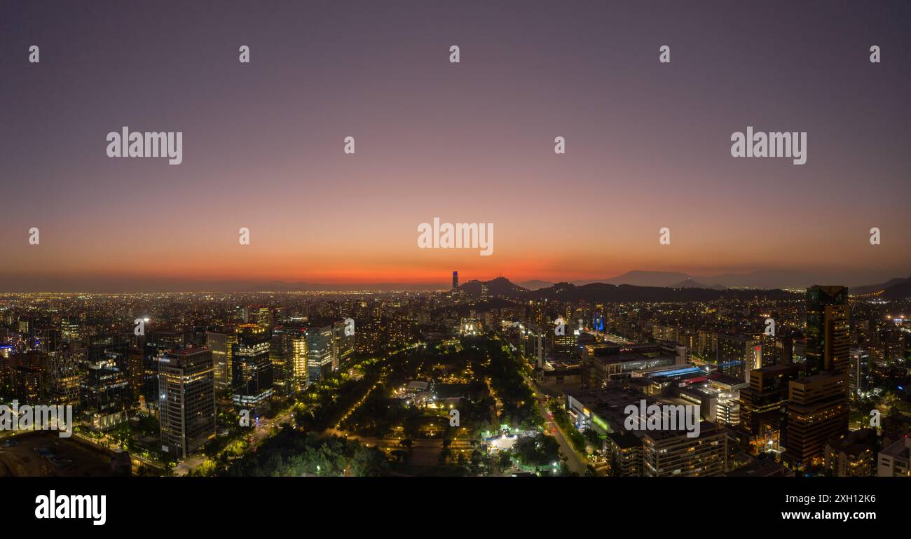 Santiago Skyline bei Abenddämmerung. Blaue Stunde. Luftaufnahme. Kommune Las Condes. Chile. Stockfoto