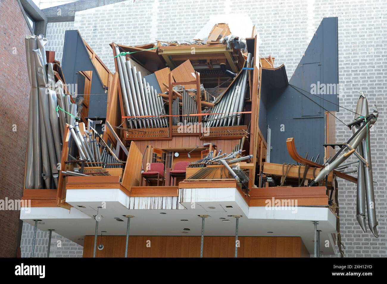 Der Innenraum mit der zerstoerten Orgel in der Elisabethkirche in Kassel Foto vom 11.07.2023. Die Ursachen für den Einsturz des Daches der katholischen Kasseler Elisabethkirche am 6. November 2023 hat nach Auskunft von Fachleuten mehrere Ursachen. Lacht einem Gutachten, das am Donnerstag in Kassel von der HAZ Beratende Ingenieure für das Bauwesen GmbH vorgestellt wurde, sind Verbindungen im Firstbereich des rund 15 Meter breiten Holzdaches mangelhaft ausgefuehrt worden. Hinzu seien Witterungs- und konstruktionsbedingte Spannungen in der Dachkonstruktion gekommen. Auch habe ein nachtraeglicher Stockfoto