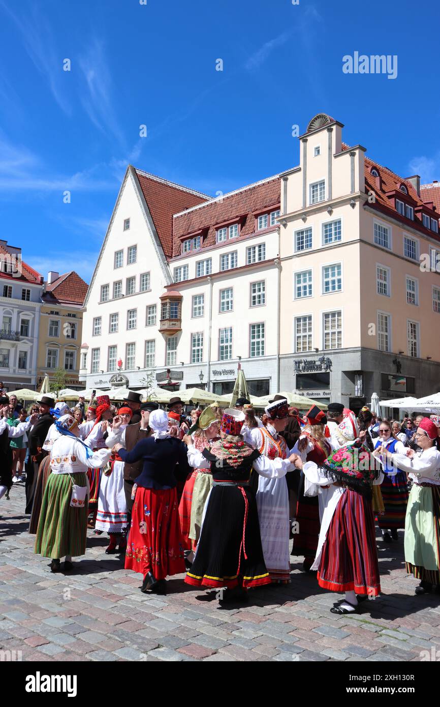 Tänzer in traditionellen Kostümen feiern am 21. Juni 2024 den Mittsommertag auf dem Stadtplatz von Tallinn in Estland Stockfoto