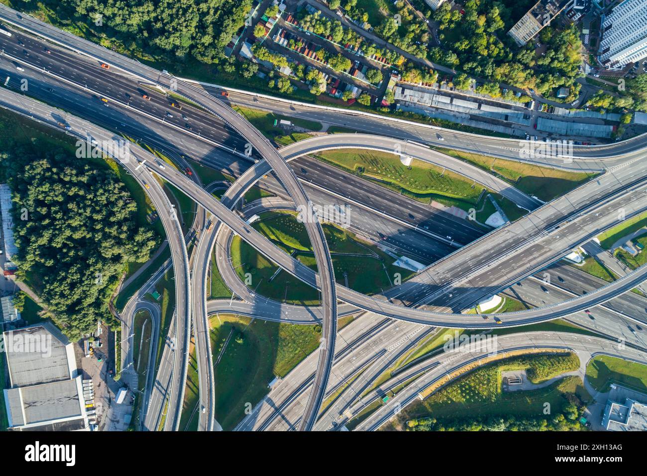 Komplexe Kreuzung und Autoverkehr. Vertikale Aufnahme aus der Luft. Stockfoto