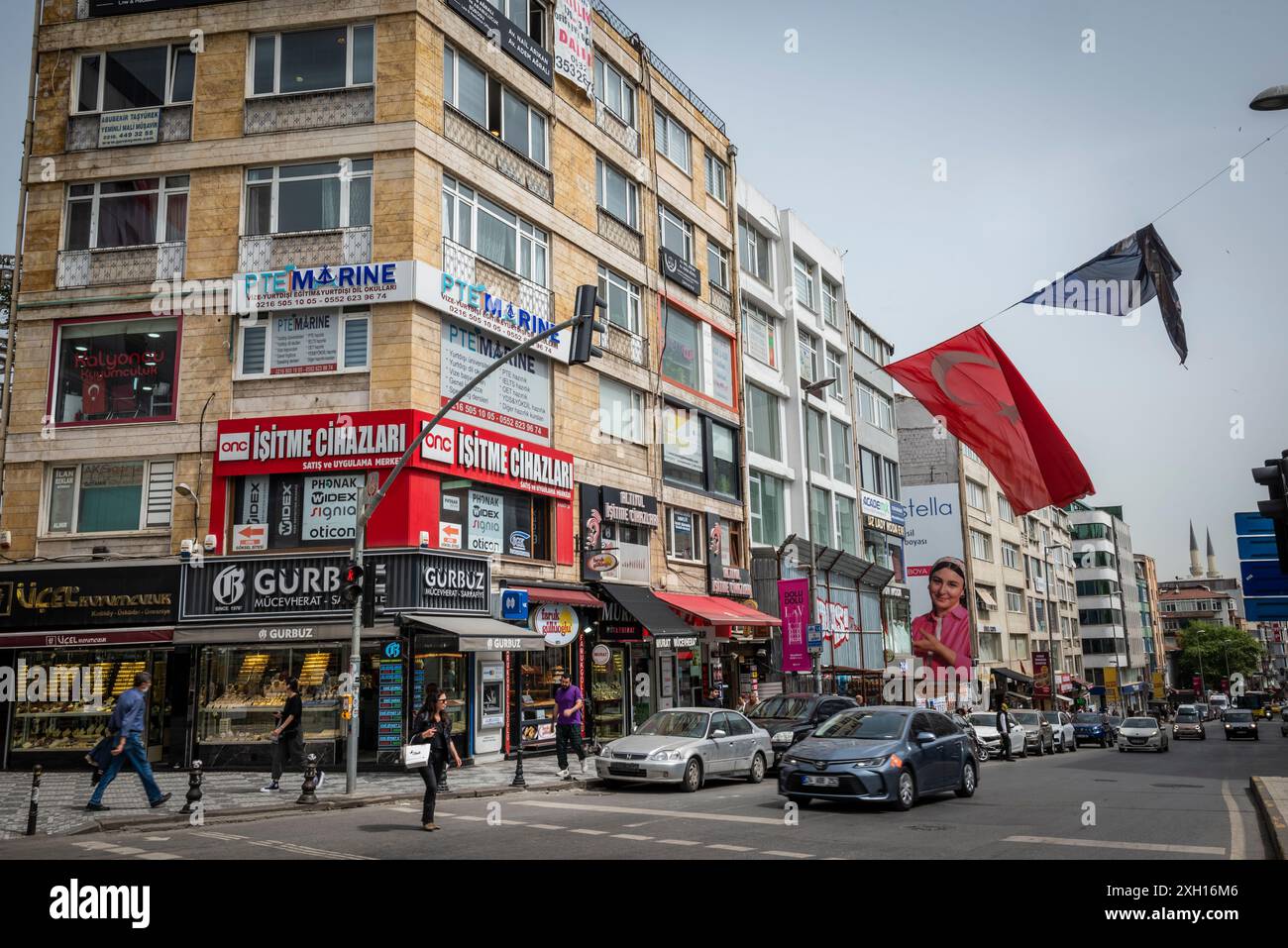 Geschäftiges, modernes Viertel Kadikoy auf der asiatischen Seite von Istanbul, Türkei Stockfoto