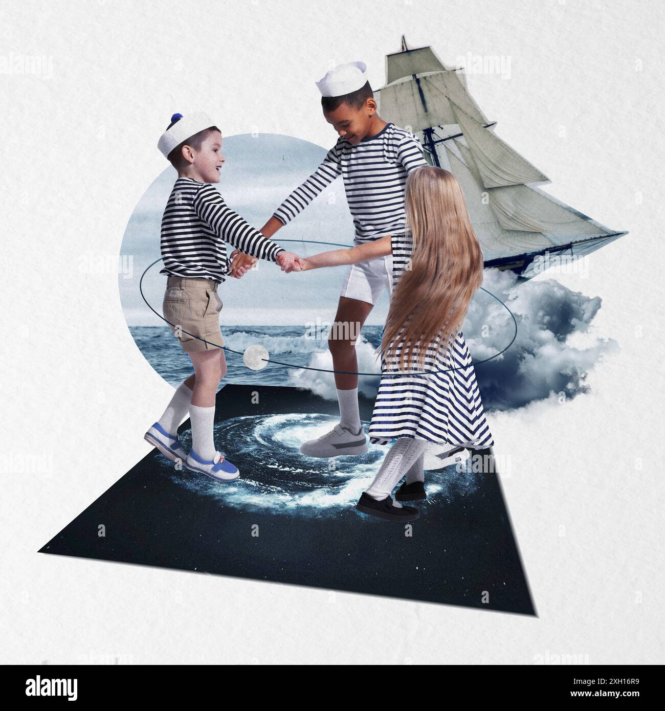 Drei Kinder, die als Seeleute gekleidet sind und Hände halten und im Kreis tanzen, mit majestätischem Schiff und wirbelndem Meer im Hintergrund. Zeitgenössische Kunstcollage. Stockfoto
