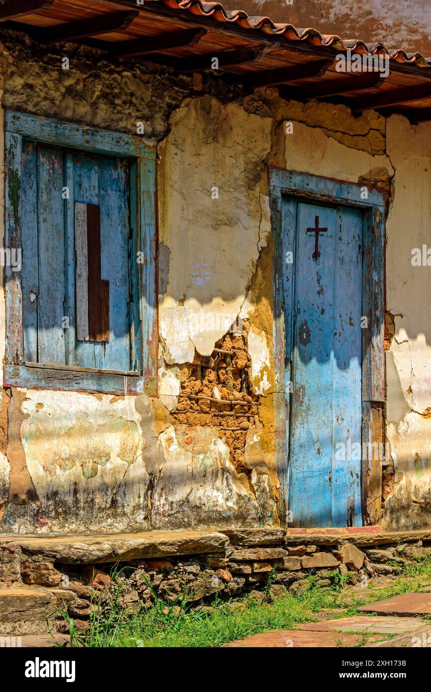 Altes und verwertertes Haus mit rudimentären und alten Kolonialstil Bautechniken in Ouro Preto Stockfoto