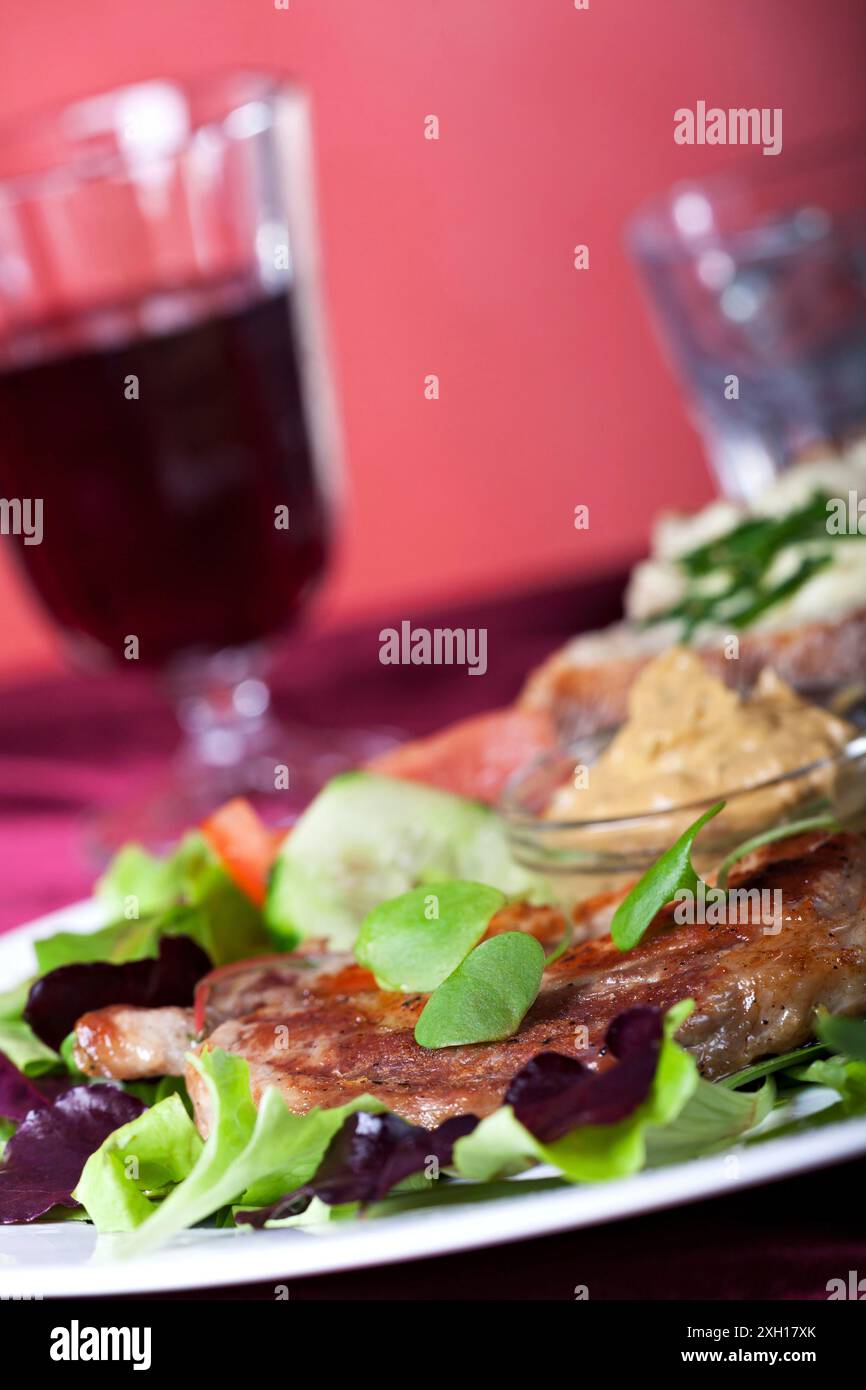 Schweinesteak mit Purglane Stockfoto