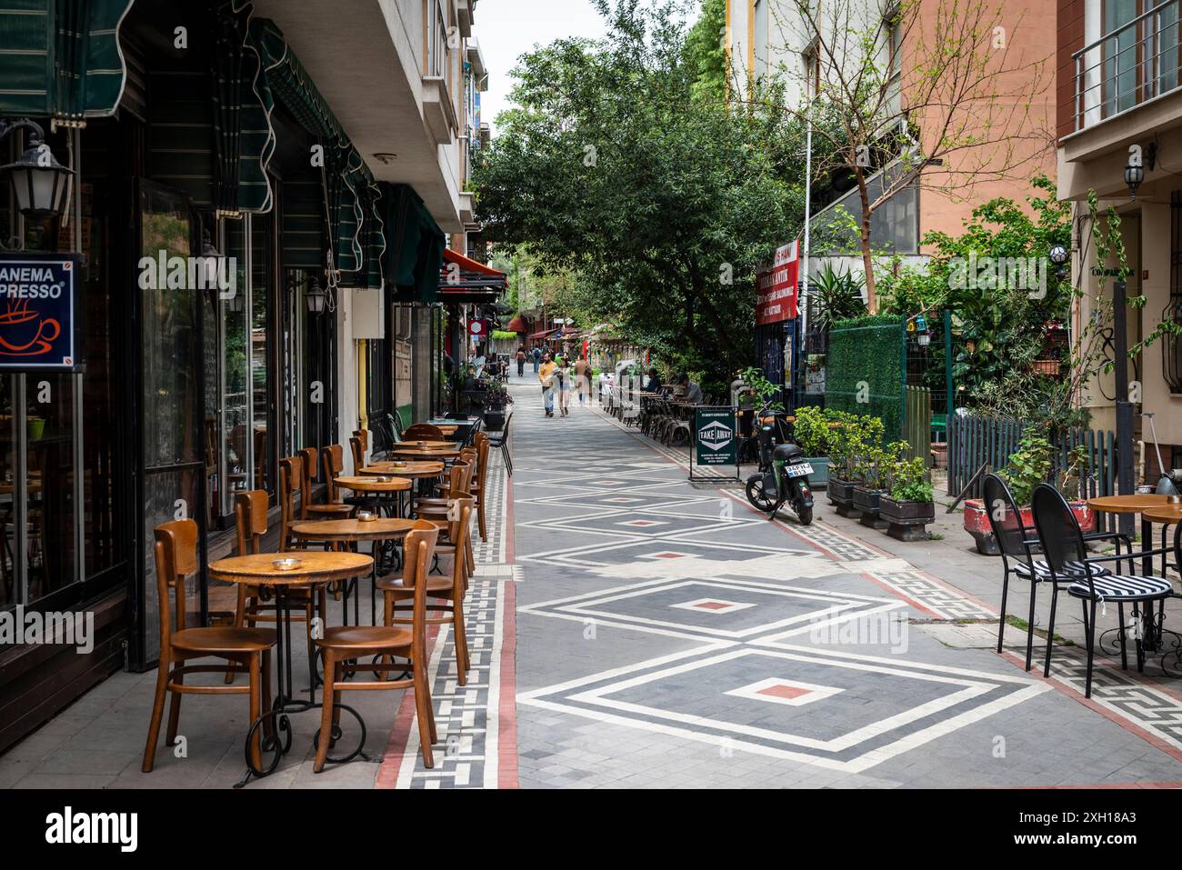 Restaurants in einer Fußgängerzone, Kadikoy Viertel auf der asiatischen Seite von Istanbul, Türkei Stockfoto