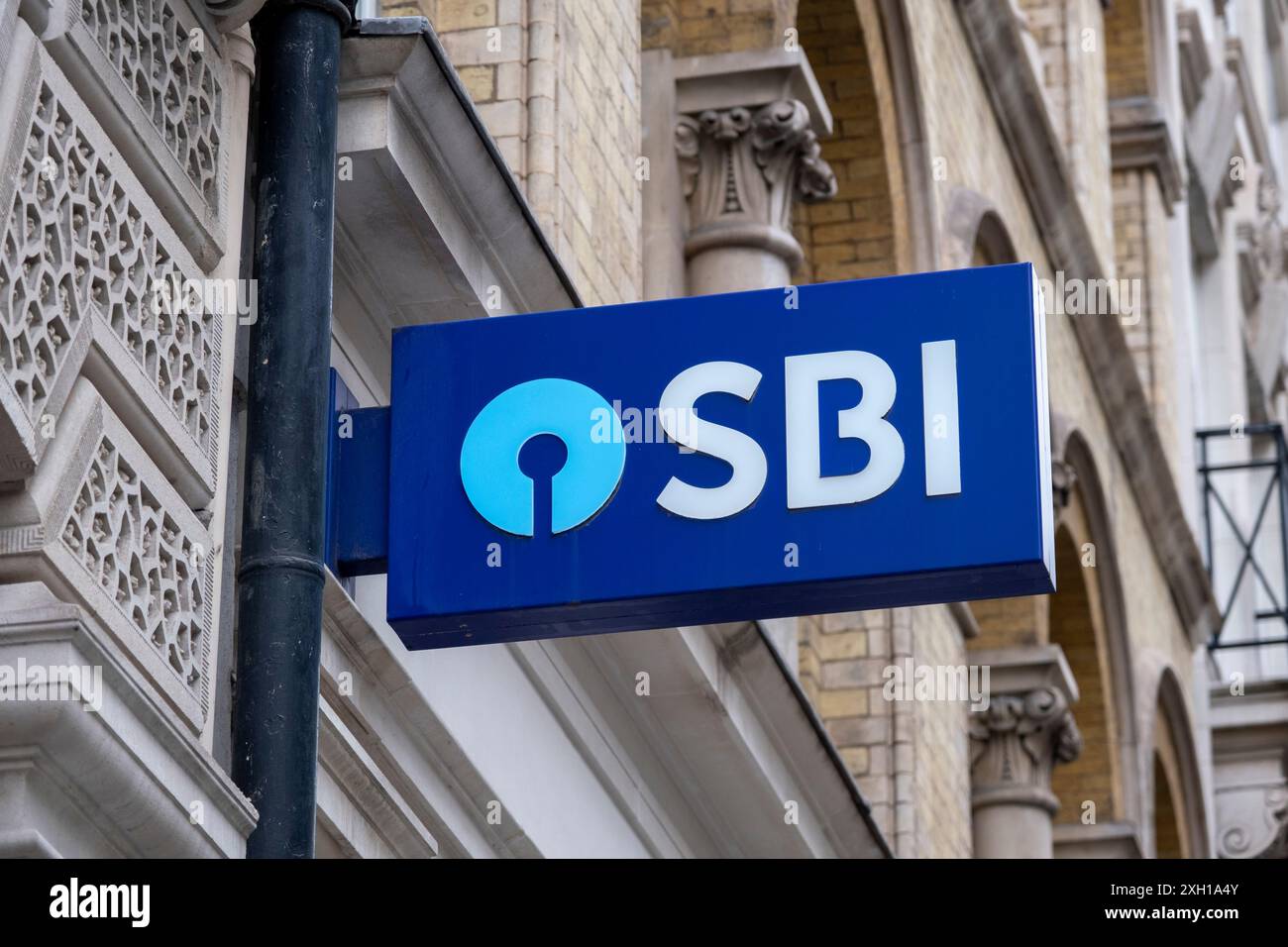 State Bank of India London Main Branch in der City of London am 2. Juli 2024 in London, Vereinigtes Königreich. Die State Bank of India ist eine indische multinationale Bank und gesetzliche Einrichtung für Finanzdienstleistungen mit Sitz in Mumbai. Die City of London ist eine Stadt, ein zeremonielles County und ein lokaler Regierungsbezirk, der den Hauptgeschäftsbezirk von London umfasst. Die City of London wird allgemein als „Square Mile“ bezeichnet. Stockfoto