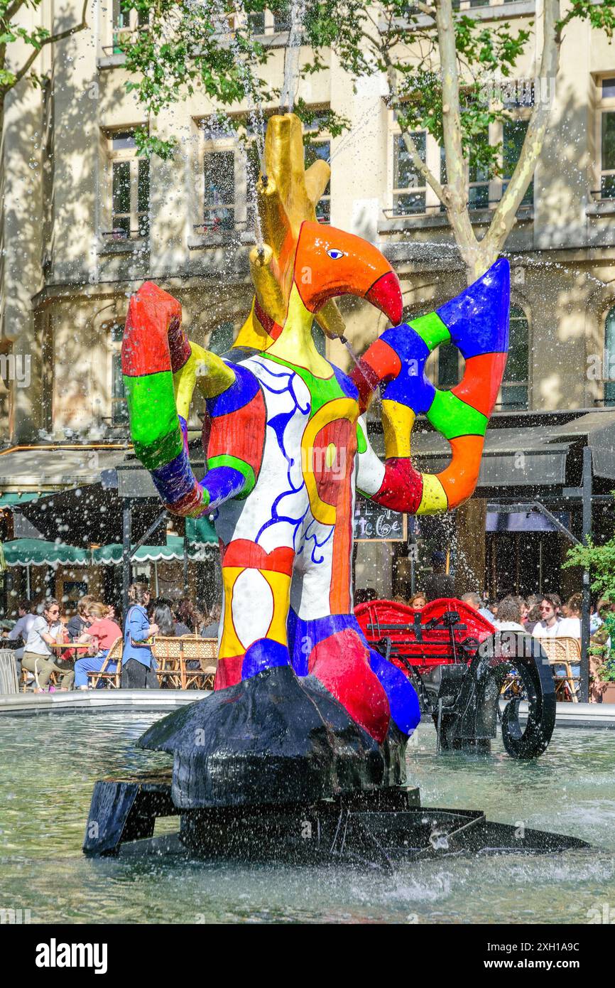 Die Installation „Fontaine Stavinsky“ mit farbenfrohen und kinetischen modernen Skulpturen von Niki de Saint Phalle und Tinguely - Paris 75004, Frankreich. Stockfoto