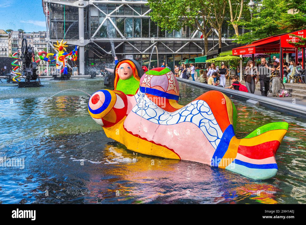 Die Installation „Fontaine Stavinsky“ mit farbenfrohen und kinetischen modernen Skulpturen von Niki de Saint Phalle und Tinguely - Paris 75004, Frankreich. Stockfoto