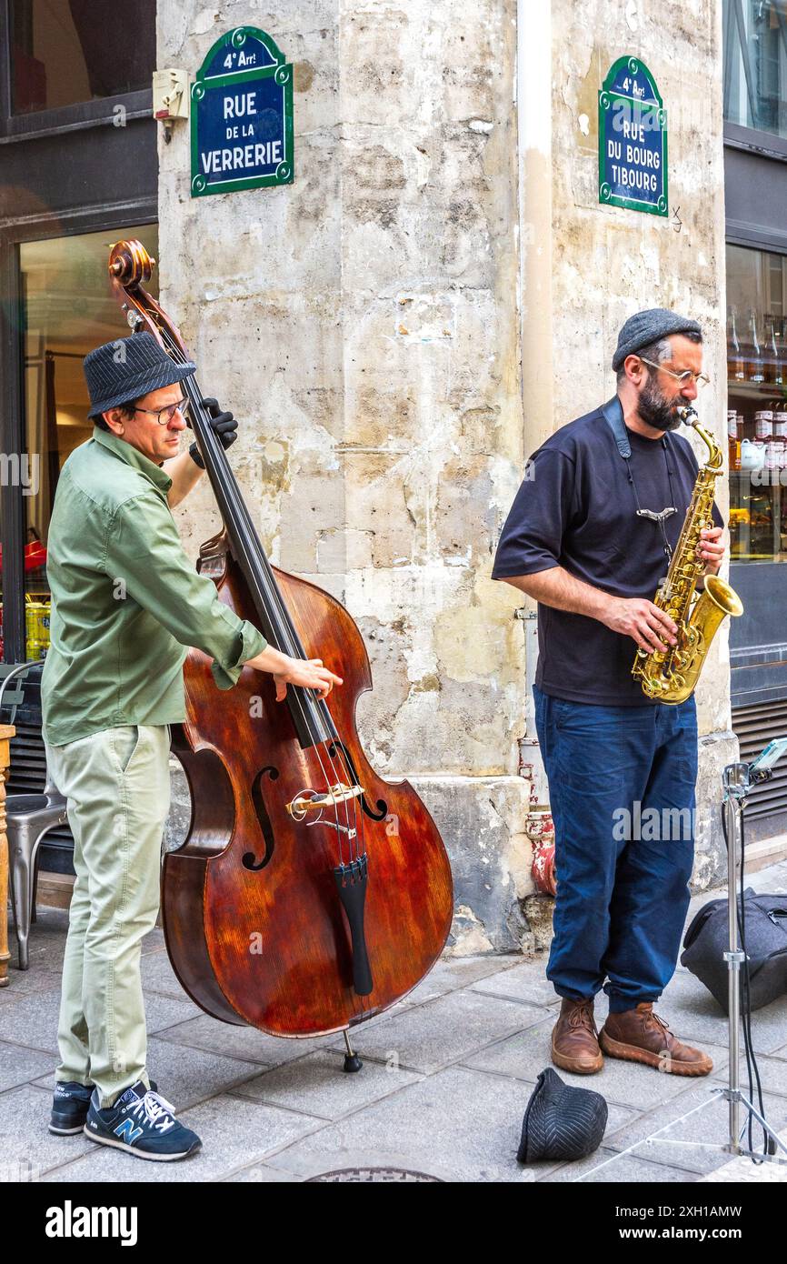 Jazz-Straßenmusiker spielen in der Rue du Verrerie, Paris 75004, Frankreich. Stockfoto