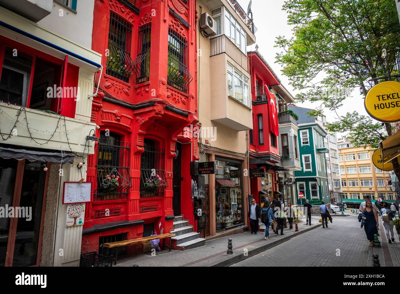 Rotes historisches Haus im Bezirk Kadikoy auf der asiatischen Seite von Istanbul, Türkei Stockfoto