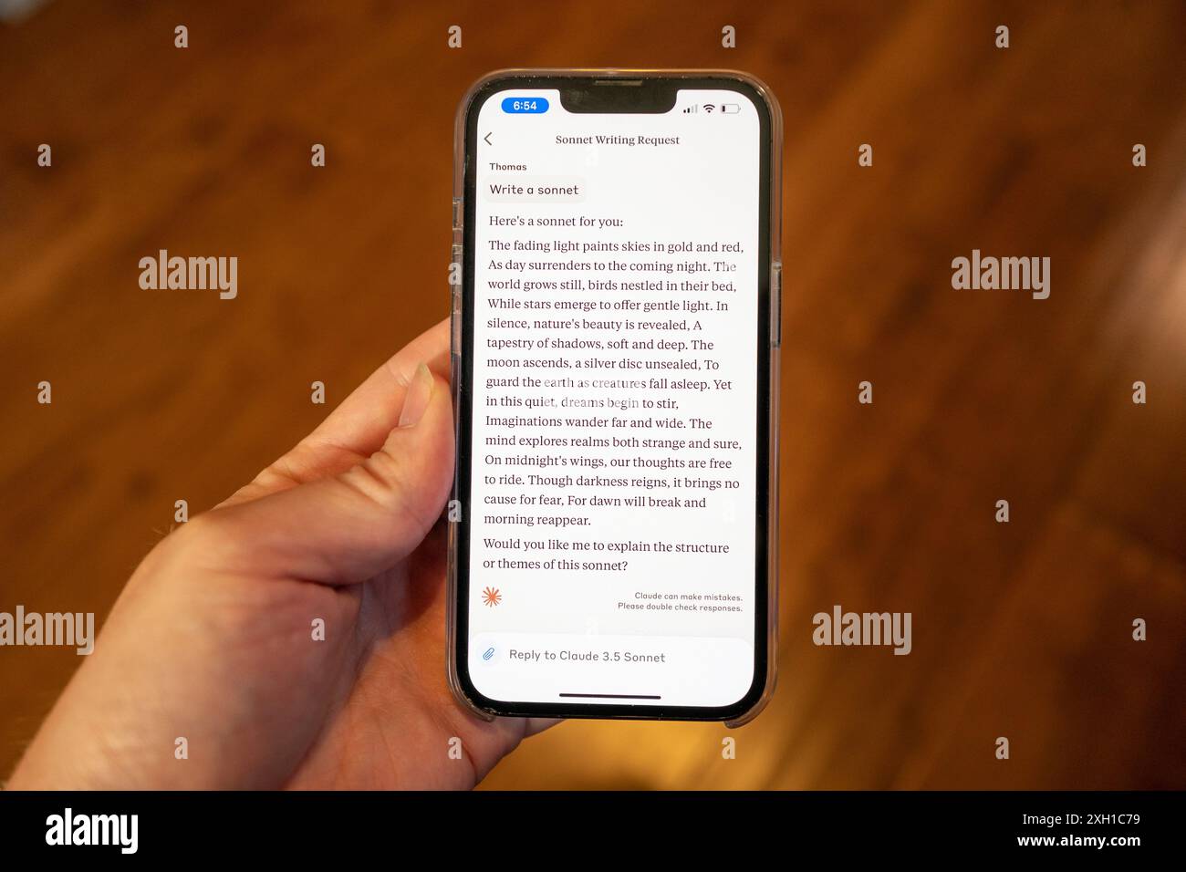 Lafayette, Usa. Juni 2024. Nahaufnahme des Telefonbildschirms mit Anthropic Claude App, einem Large Language Model (LLM) Powered Generative Artificial Intelligence Chatbot, Lafayette, Kalifornien, 27. Juni 2024. Hinweis: Der Bildschirm enthält KI-generierten Text, der vom Chatbot erstellt wurde. (Foto: Smith Collection/Gado/SIPA USA) Credit: SIPA USA/Alamy Live News Stockfoto