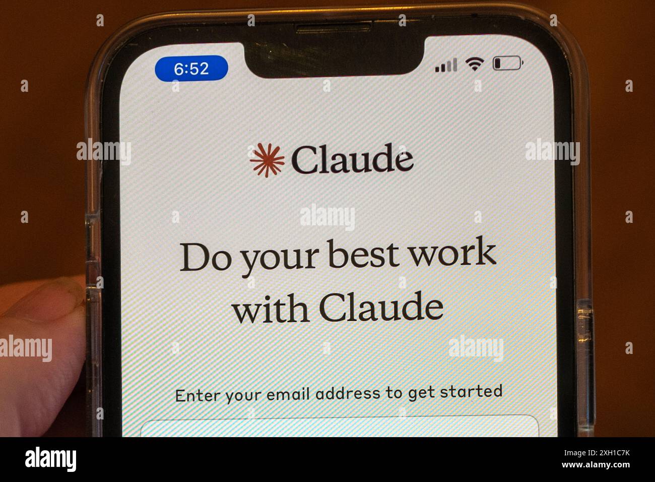 Lafayette, Usa. Juni 2024. Nahaufnahme des Telefonbildschirms mit Anthropic Claude App, einem Large Language Model (LLM) Powered Generative Artificial Intelligence Chatbot, Lafayette, Kalifornien, 27. Juni 2024. (Foto: Smith Collection/Gado/SIPA USA) Credit: SIPA USA/Alamy Live News Stockfoto