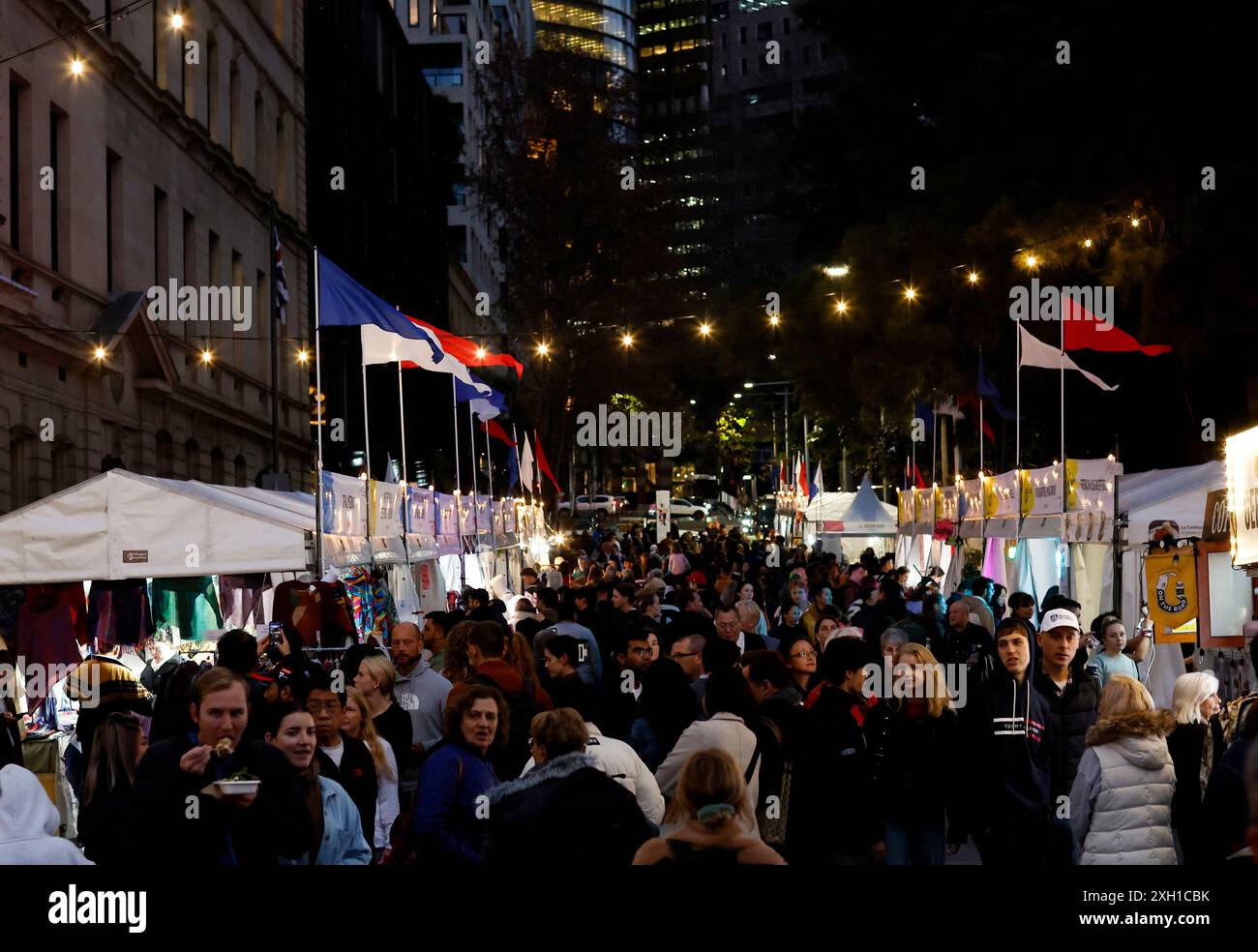 Sydney, Australien. Juli 2024. Besucher besuchen das Bastille Festival am Circular Quay in Sydney, Australien, 11. Juli 2024. Das Bastille Festival hat hier am Donnerstag begonnen und dauert bis zum 14. Juli. Quelle: Ma Ping/Xinhua/Alamy Live News Stockfoto