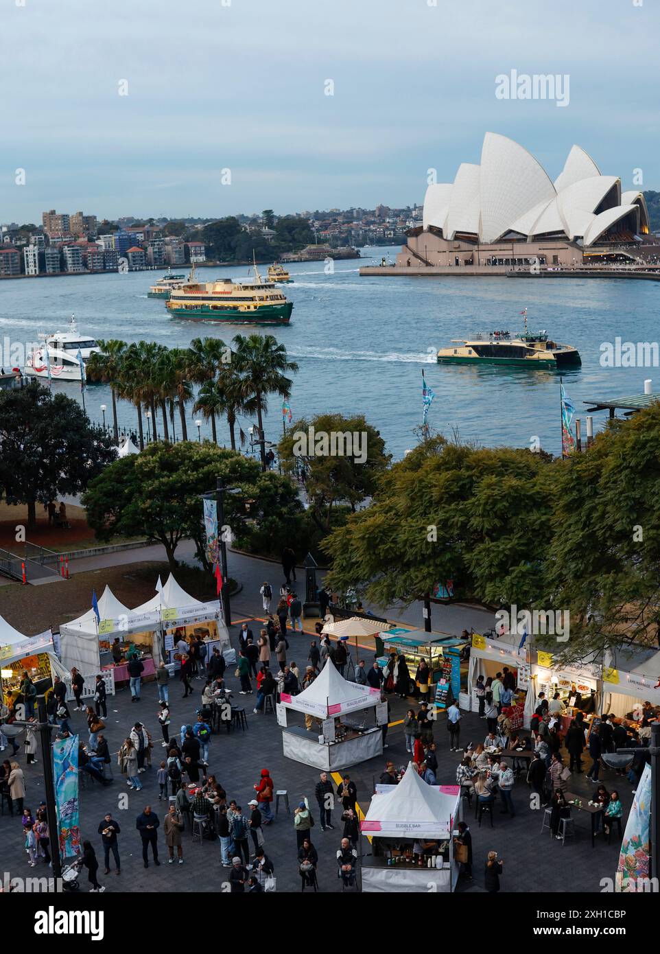 Sydney. Juli 2024. Dieses Foto vom 11. Juli 2024 zeigt einen Blick auf das Bastille Festival am Circular Quay in Sydney, Australien. Das Bastille Festival hat hier am Donnerstag begonnen und dauert bis zum 14. Juli. Quelle: Ma Ping/Xinhua/Alamy Live News Stockfoto