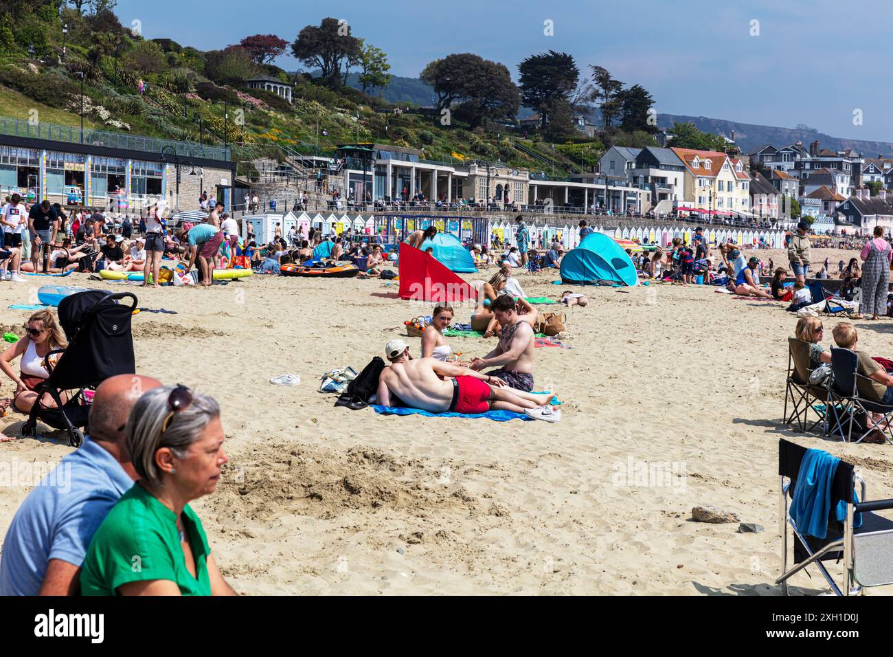 Lyme Regis Beach, Lyme Regis, Dorset, Großbritannien, England, Sonnenanbeter, Sonnenbaden, Sommer, Sommerurlaub, Strandurlaub, Tourismus, Tourismus, Reisen, Sand, Stockfoto