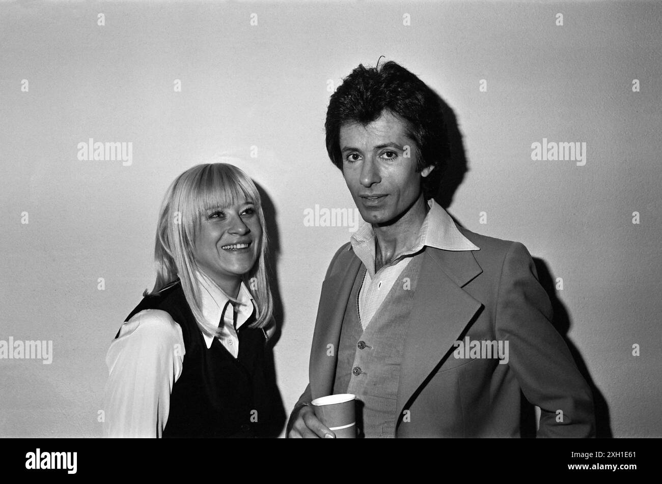 Catherine Ferry und George Chakiris im Rahmen einer Modeschau im Espace Cardin in Paris, 1976 Stockfoto