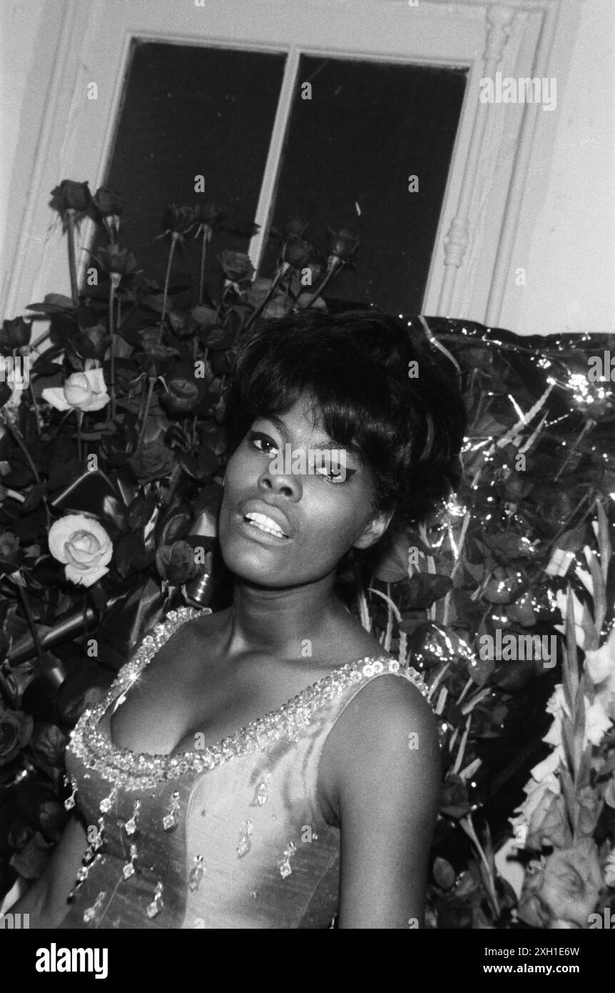 Dionne Warwick Backstage bei ihrem Konzert beim Olympia in Paris 1964. Stockfoto