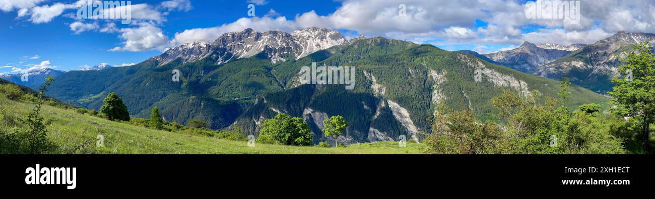 Bergpanorama über Bardonecchia mit Pointe Cloutzau und Aiguille Rouge, Bahngleise, Piemont, Italien Stockfoto