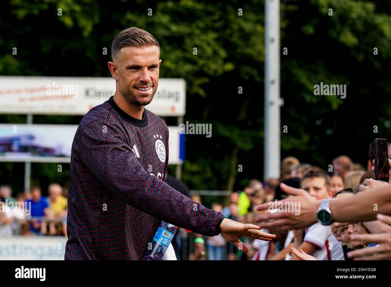 OLDEBROEK, NIEDERLANDE – 9. JULI: Jordan Henderson vom AFC Ajax schüttelt den Fans während des Vorsaison-Freundschaftsspiels im sportpark Bovenmole die Hände Stockfoto