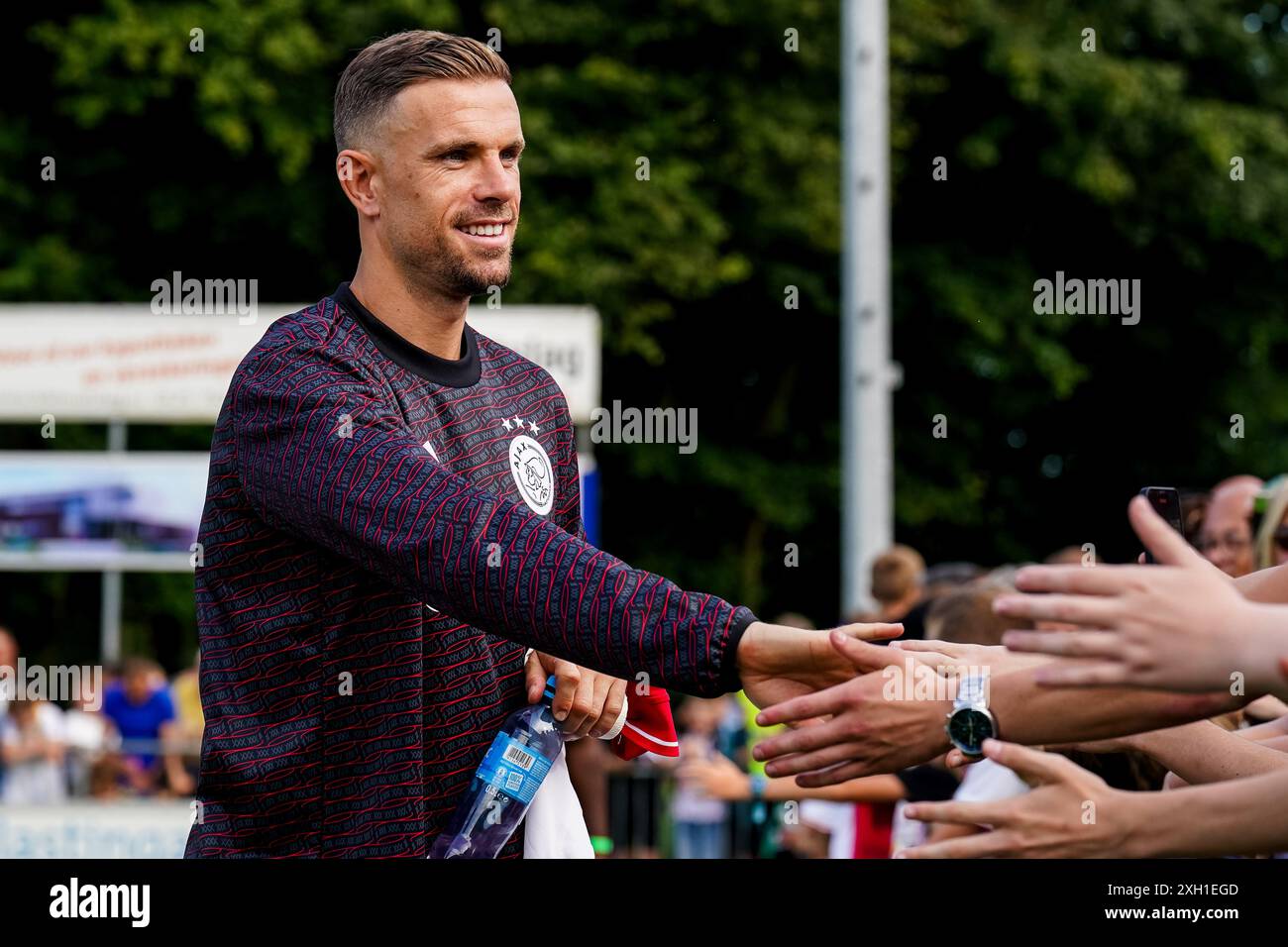 OLDEBROEK, NIEDERLANDE – 9. JULI: Jordan Henderson vom AFC Ajax schüttelt den Fans während des Vorsaison-Freundschaftsspiels im sportpark Bovenmole die Hände Stockfoto