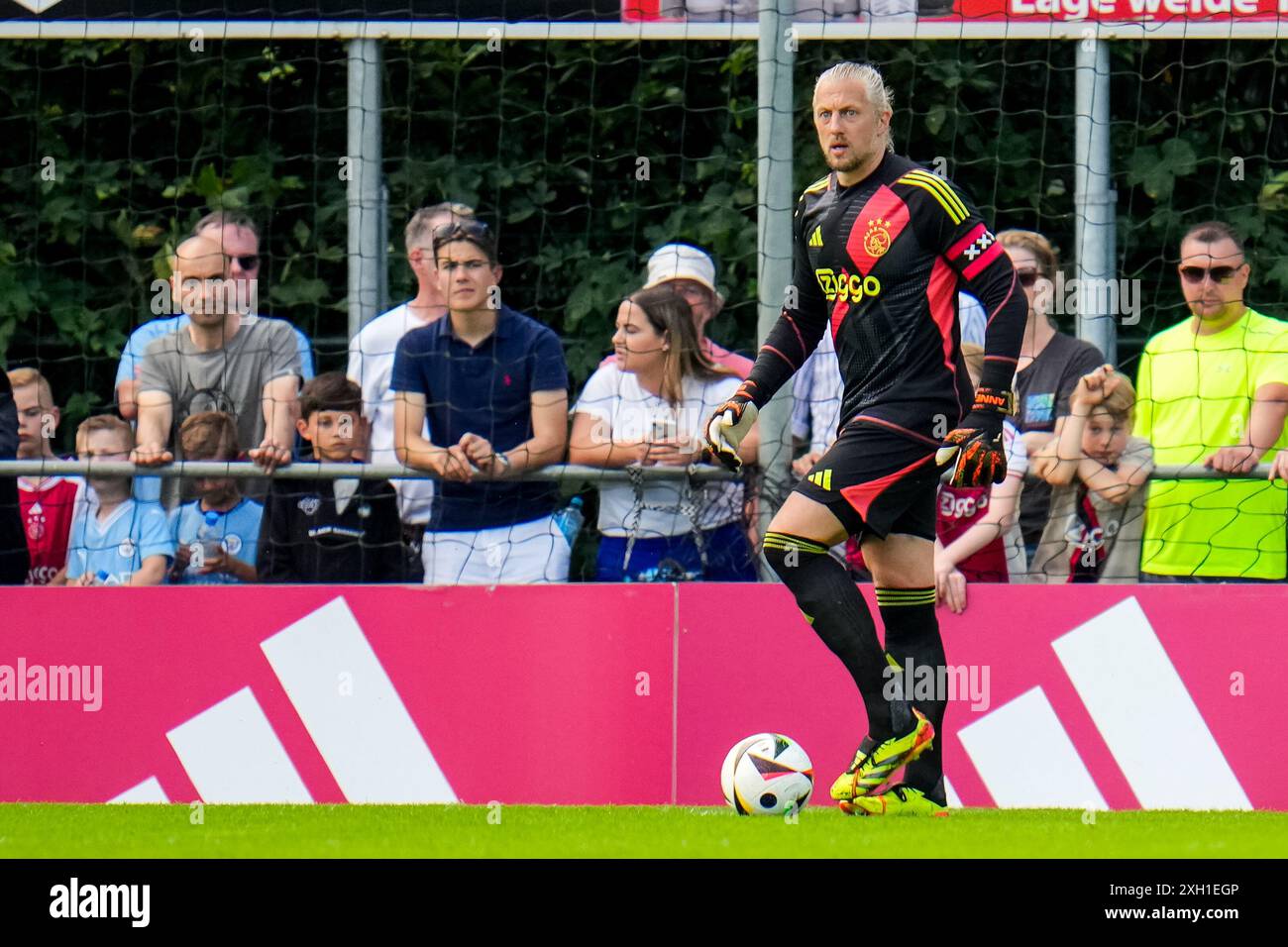 OLDEBROEK, NIEDERLANDE - 9. JULI: AFC Ajax Torhüter Remko Pasveer dribbelt mit dem Ball während des Vorsaison-Freundschaftsspiels im sportpark Bovenmolen Stockfoto