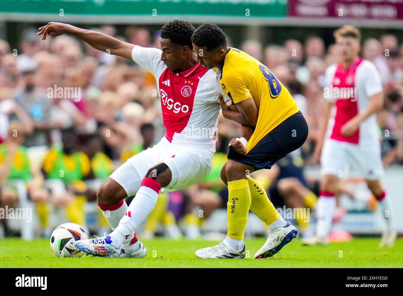 OLDEBROEK, NIEDERLANDE - 9. JULI: Silvano Vos vom AFC Ajax wird während des Vorsaison-Freundschaftsspiels im sportpark Bovenm von Joel Fujita vom STVV herausgefordert Stockfoto
