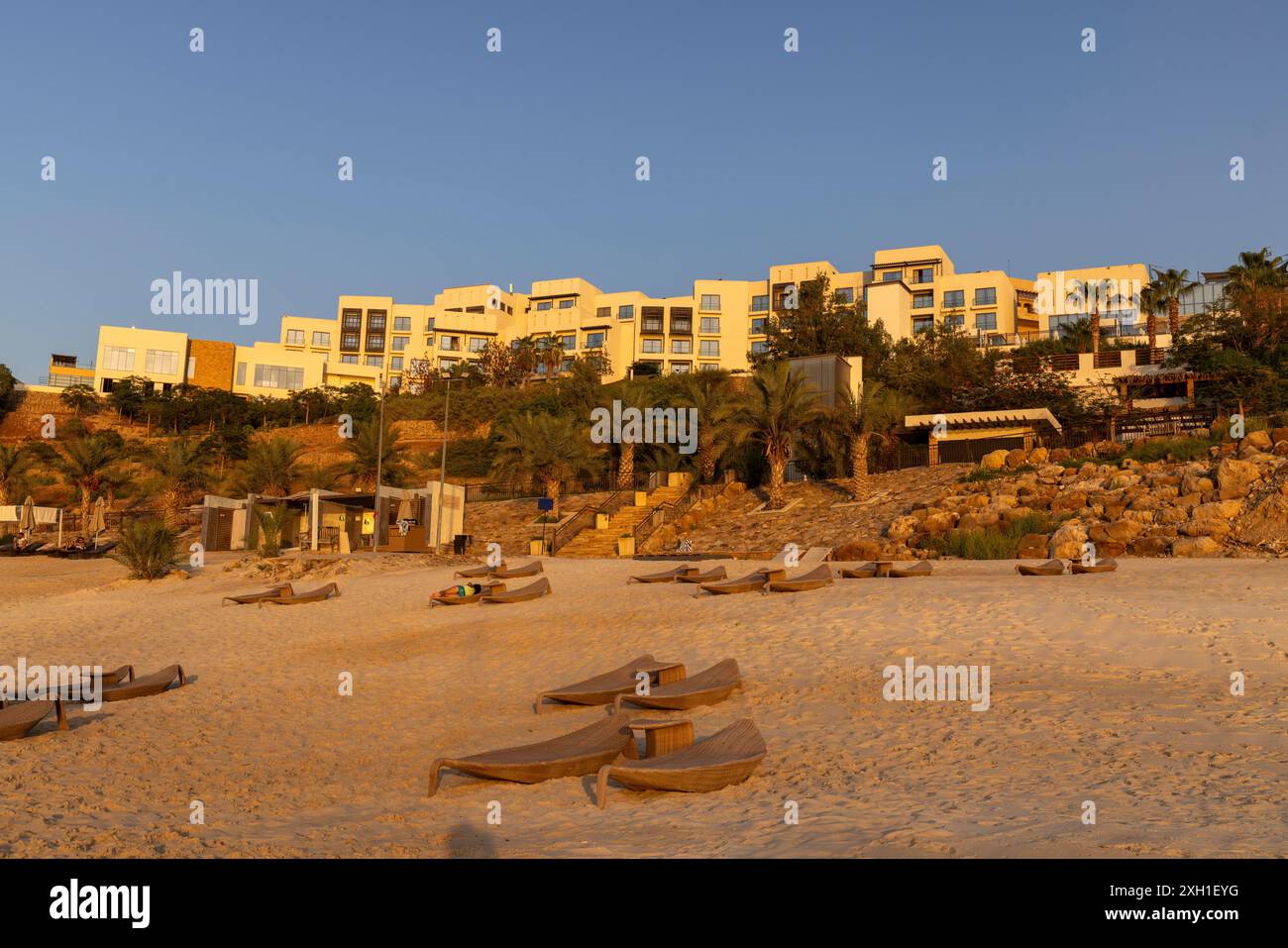 Blick auf Corniche und Hotelresorts, niedrigster Punkt der Erde, 400 Meter unter dem Meeresspiegel, Totes Meer, Totes Meer Resort, Sweimeh, Jordanien Stockfoto