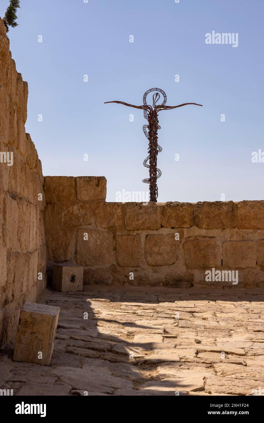 Metallschlange, Christologiesymbol, Kreuz auf dem Berg Nebo (Jabal Nibu), heiliger Berg von Moses, AbÇŽrim-Gebirge, Jordanien Stockfoto