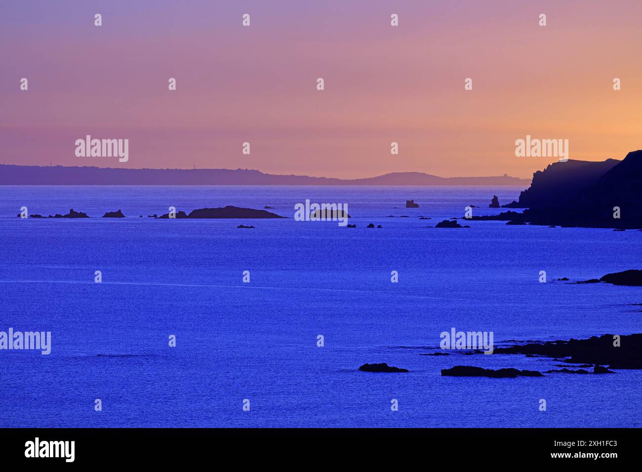 Frankreich, Manche, Jobourg, untergehende Sonne in Richtung Nez de Jobourg, Brequets und der Insel Alderney Stockfoto